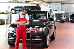 Pré-visite contrôle technique dans un garage automobile  